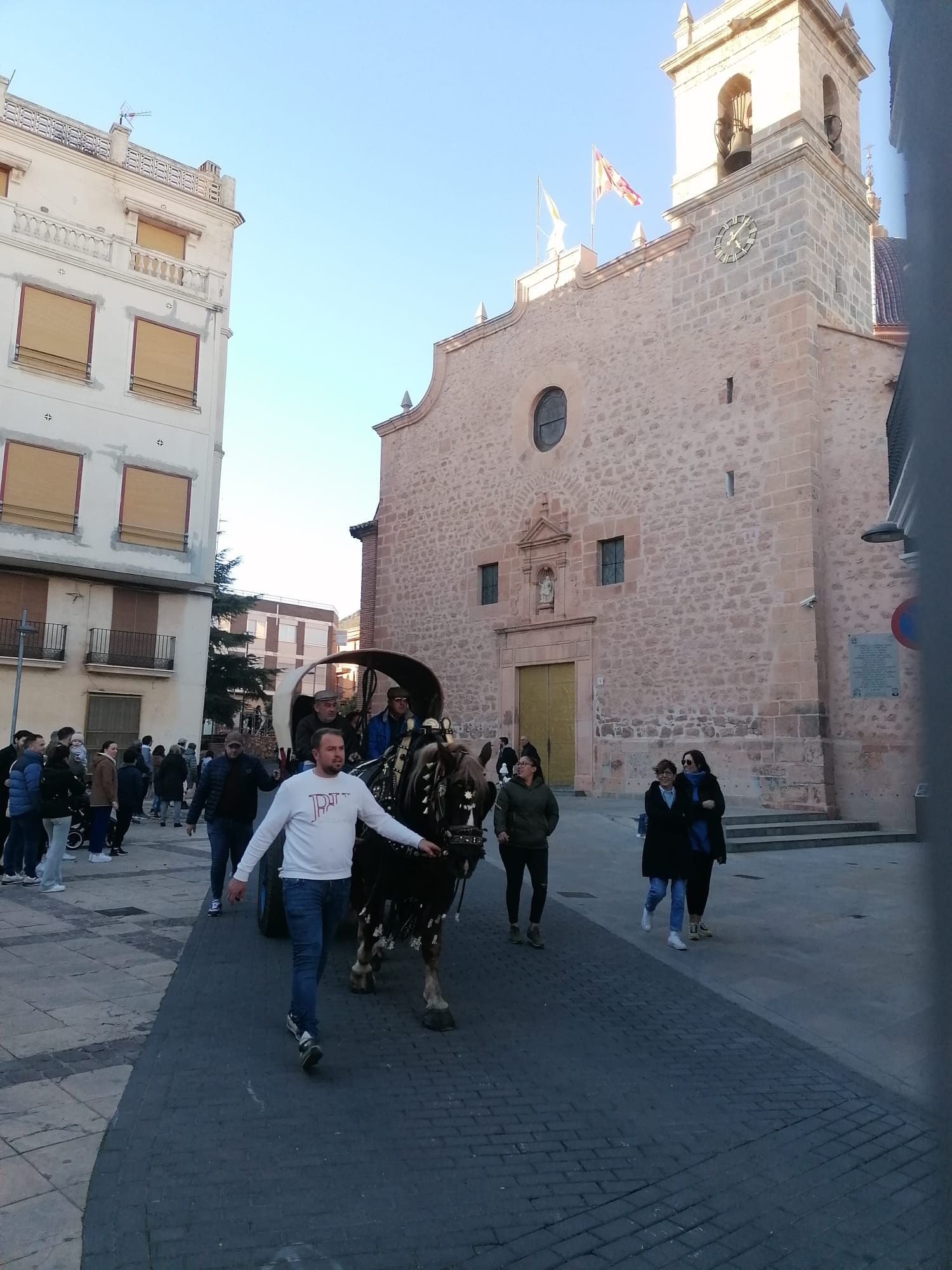 La Vall recupera su multitudinario pasacalle de Sant Antoni