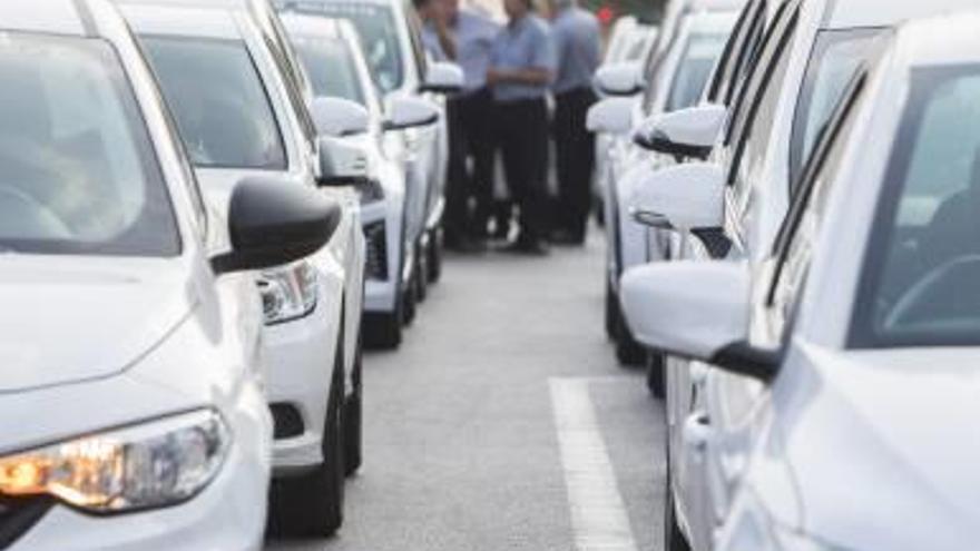 Taxistas durante la «marcha lenta» por Castelló.