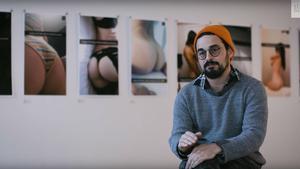 Matty Mo, ‘The Most Famous Artist’, exhibe desnudos tomados de Snapchat en la exposición ‘Feliz Cumpleaños’.