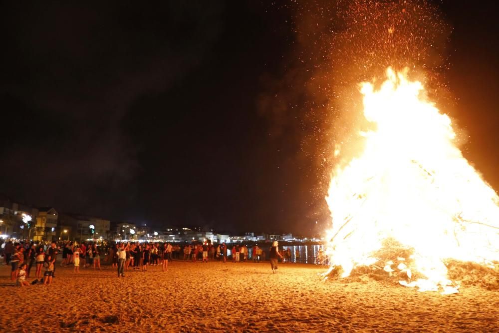 Cientos de personas acuden un año más al arenal de Nigrán para celebrar el inicio del verano entre fuego y diversión.