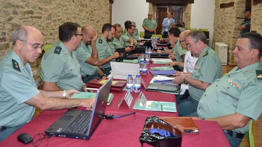 Reunión de mandos y jefes de la Guardia Civil de la región ayer en las dependencias de Puebla .