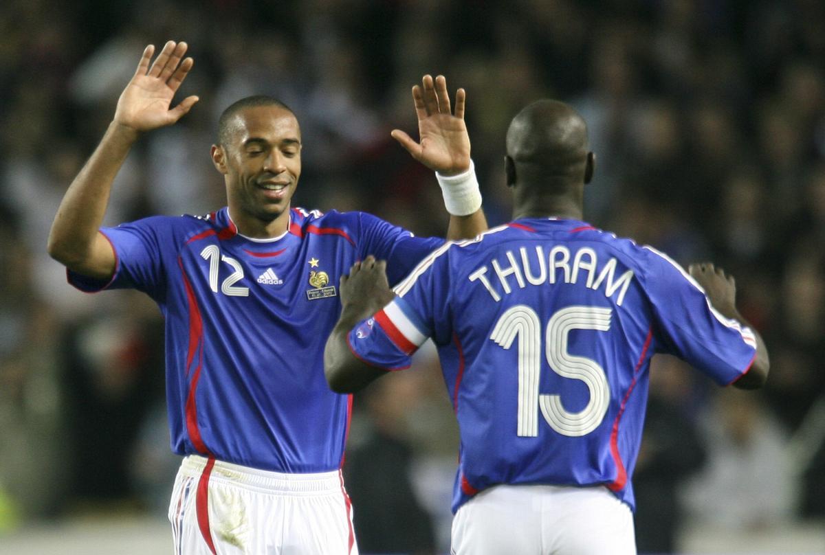 Henry y Thuram se felicitan en un partido de la Eurocopa 2008.