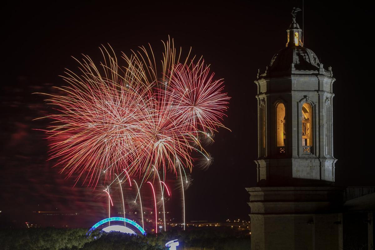 Castell de focs al costat del campanar de la catedral de Girona per les festes de Sant Narcís del 2019. Castell de focs al costat del campanar de la catedral de Girona per les festes de Sant Narcís del 2019.