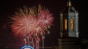 Castell de focs al costat del campanar de la catedral de Girona per les festes de Sant Narcís del 2019.