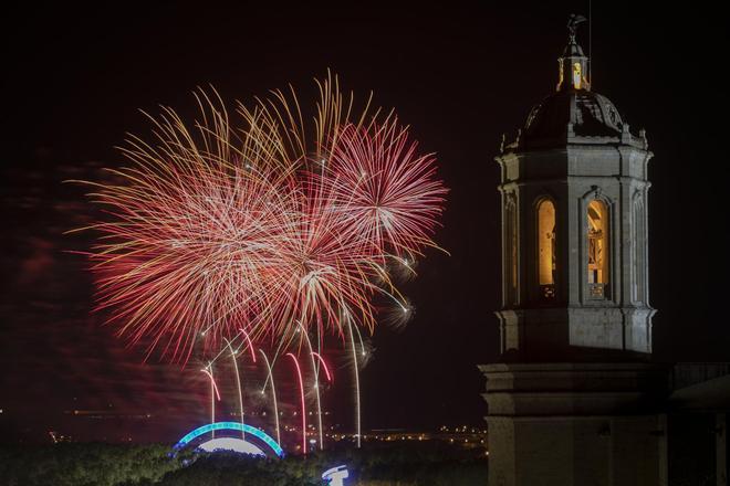 Castell de focs al costat del campanar de la catedral de Girona per les festes de Sant Narcís del 2019. Castell de focs al costat del campanar de la catedral de Girona per les festes de Sant Narcís del 2019.
