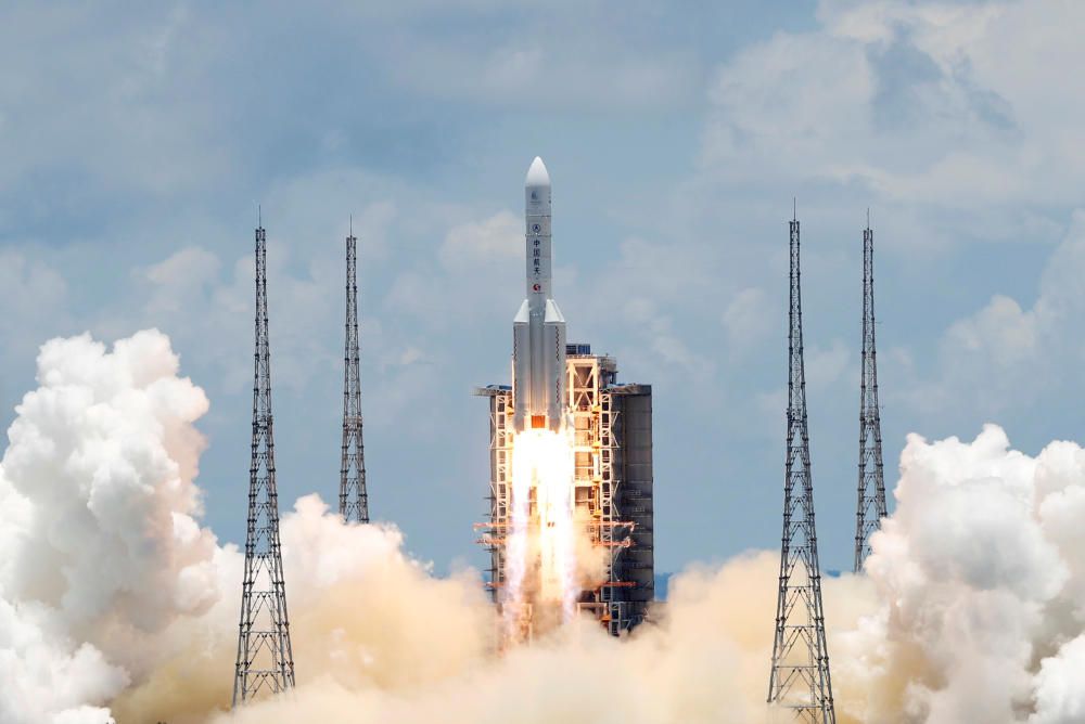 Un cohete despega transportando una sonda china para explorar Marte.  Foto: REUTERS