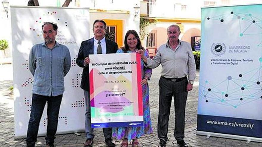 El vicerrector Javier López y la diputada Natacha Rivas,  con Pablo Farfán y José Carlos Barea.