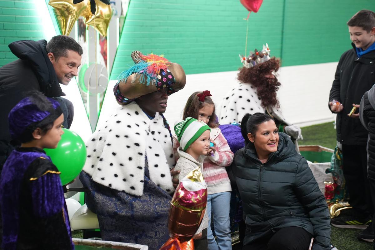 Jóvenes cordobesistas se fotografían junto a SS. MM. Los Reyes Magos.