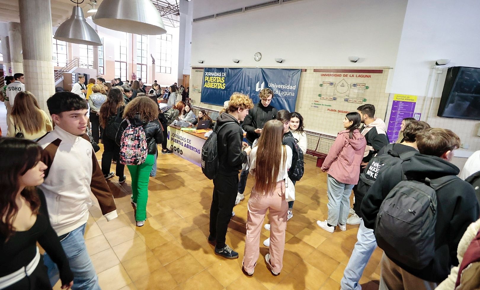 Decenas de alumnos en el Aulario General del Campus Guajara