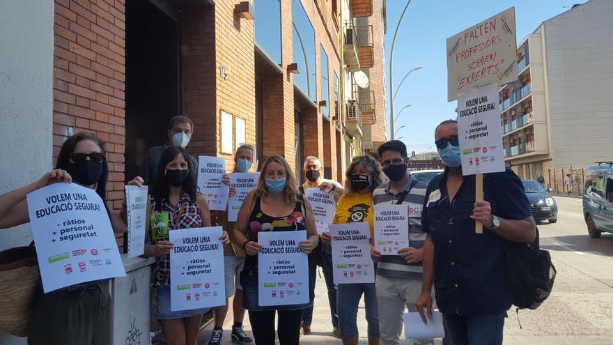 Els sindicats es manifesten per reclamar una educació segura davant dels Serveis Territorials de la Catalunya Central