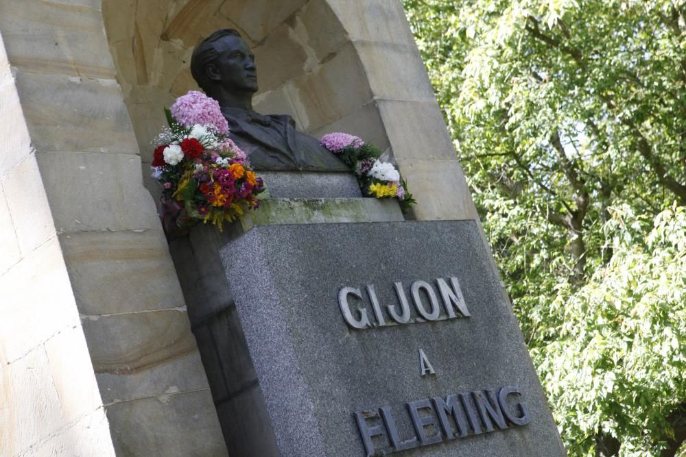 Homenaje a Fleming de los vecinos de Cimadevilla