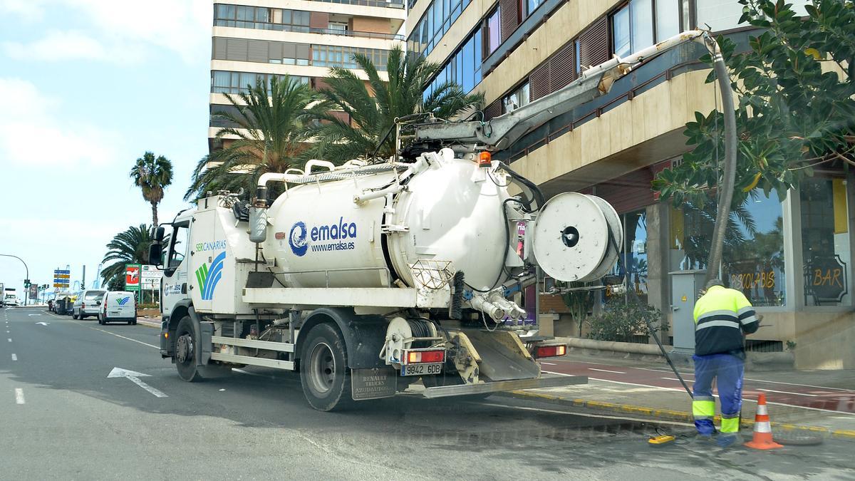 Un vehículo de Emalsa en Las Palmas de Gran Canaria.