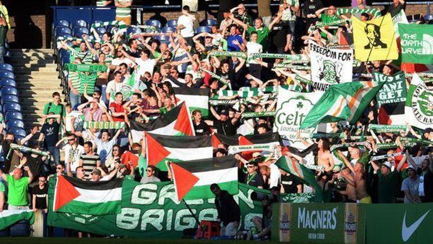 Banderes palestines durant el Celtic-Reykjavik, el 2014