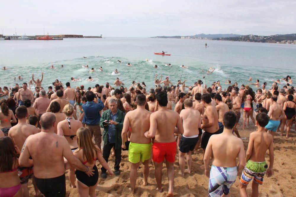 El primer bany de l''any a Palamós