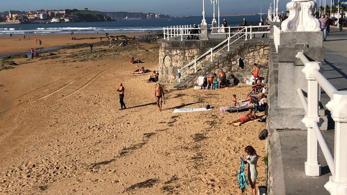 Gijón en noviembre como Málaga en agosto: así estaba hoy la playa