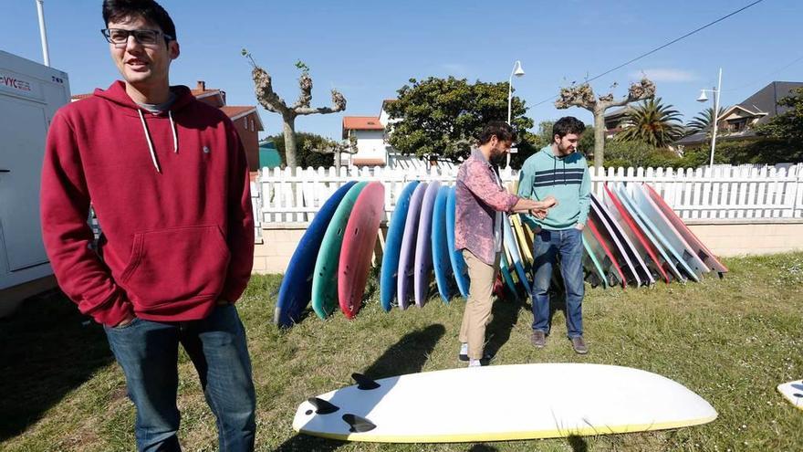 Luis Ustárroz, en primer término. Al fondo, Carlos Meana con Javier Pérez-Navarro, ayer, en Salinas.