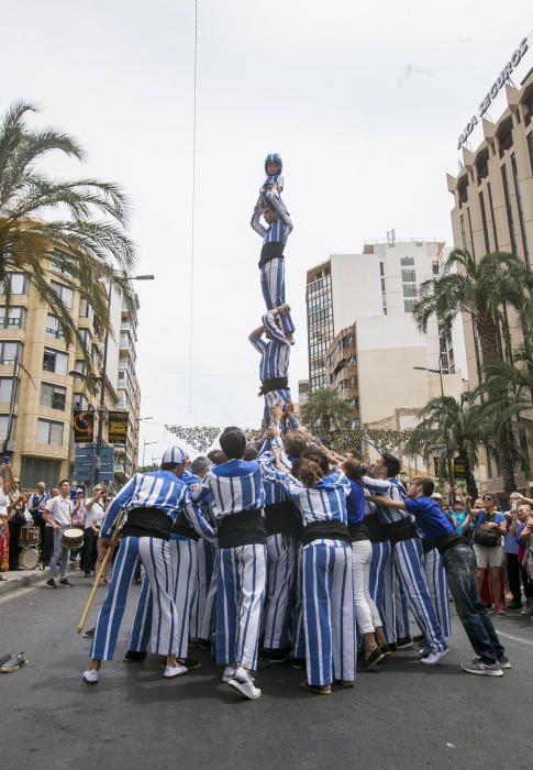 Hogueras 2019: El desfile de bandas reúne en el centro de la ciudad a millares de ciudadanos y turistas