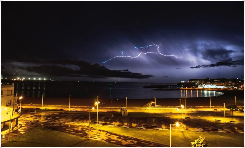 Las imágenes de los rayos que cayeron ayer en la costa de Gijón.