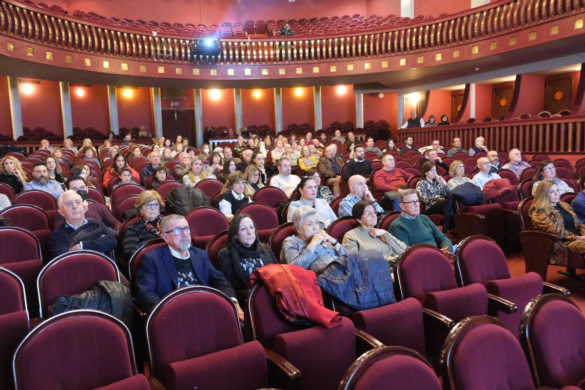 El público asistente a la presentación de la revista Alborada en el Teatro Castelar.