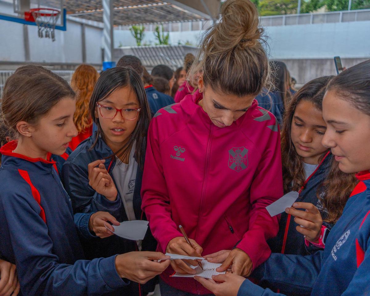 El momento de la firma de autógrafos.