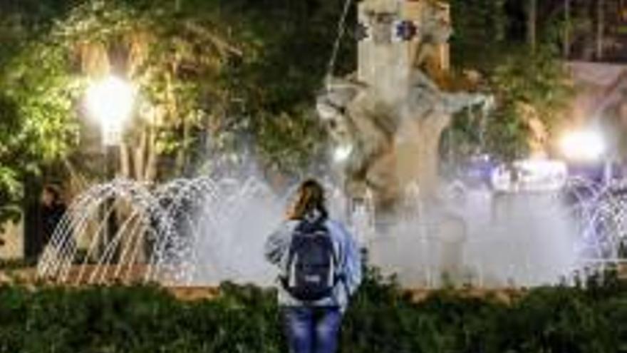 Los charcos nocturnos en la plaza de Gabriel Miró en Alicante alertan a los viandantes