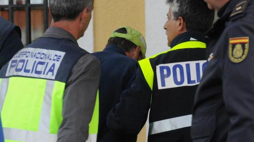 Varios policías conducen a Miguel Ángel Muñoz, con gorra, al Juzgado de Astorga.