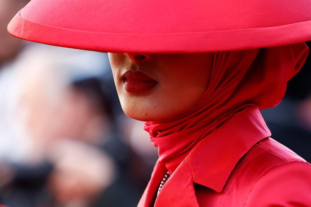 TOPSHOT - Somalian-Norwegian model Rawdah Mohamed arrives for the screening of the film Marcello Mio at the 77th edition of the Cannes Film Festival in Cannes, southern France, on May 21, 2024. (Photo by Sameer Al-Doumy / AFP)