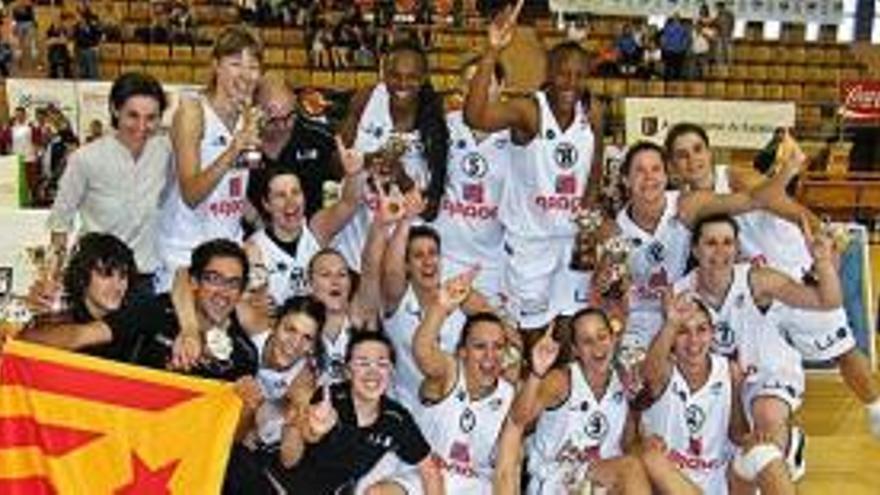 Les jugadores i el cos tècnic de l&#039;Argon Uni Girona, celebrant l&#039;ascens a Badajoz, avui fa 10 anys.