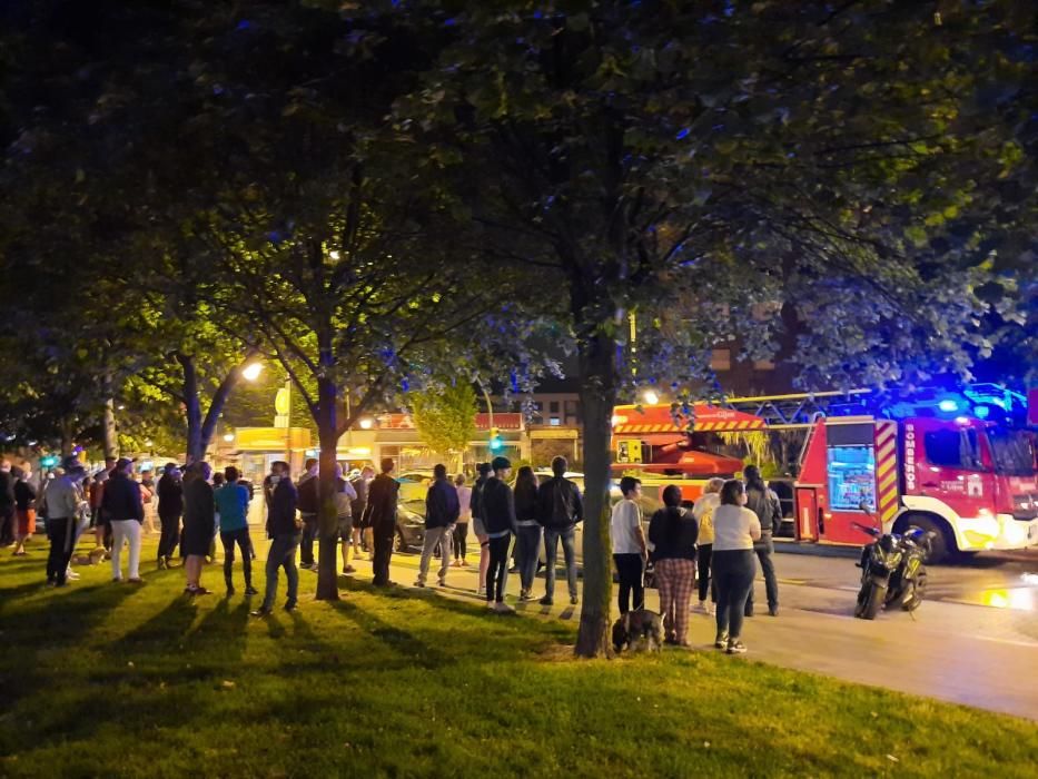 Un incendio obliga a desalojar el edificio La Estrella, en el barrio gijonés de El Natahoyo