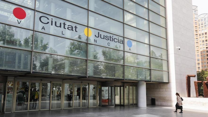 Confiesa que intentó quemar la casa de su hijo mientras este estaba dentro con sus hijos de 1 y 3 años