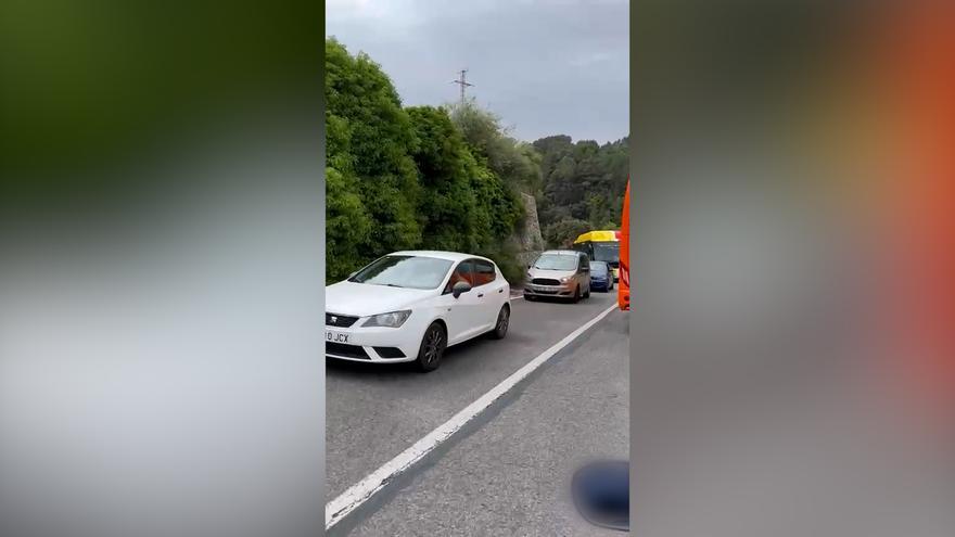 “Saturación puntual en la entrada a Valldemossa”: Largas colas de coches para acceder al pueblo, también plagado de autocares