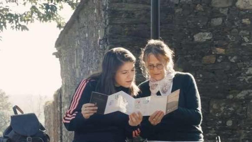 Una grovense pone música al Camino Inglés que promociona la hermana de John Lennon