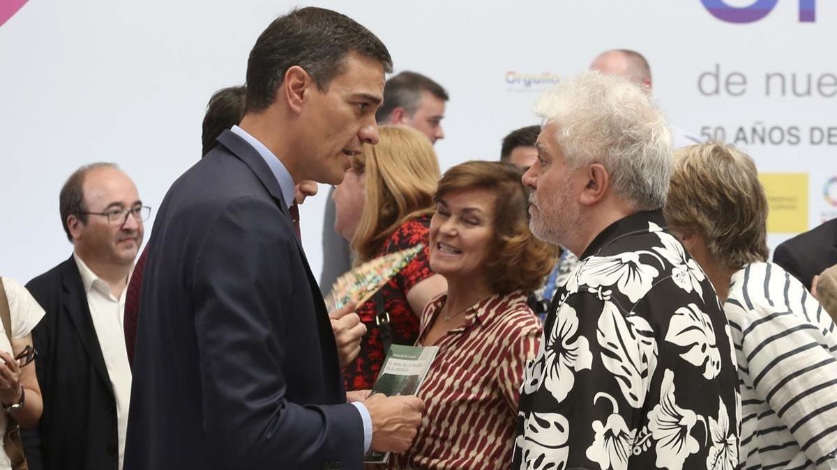 El presidente del Gobierno en funciones  Pedro Sánchez conversa con el cineasta Pedro Almodóvar.