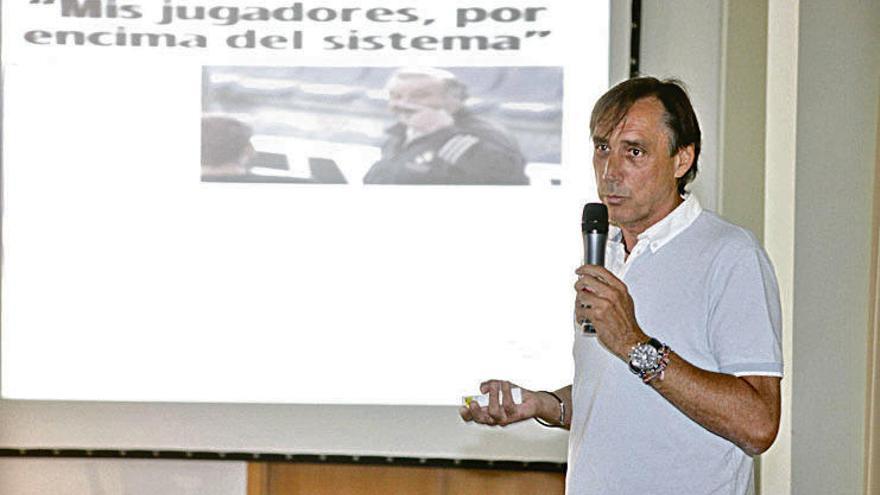 Miguel Ángel Portugal, en una charla en Gijón. marcos león