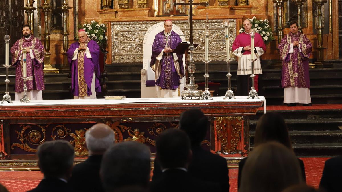 El obispo Jesús Fernández, durante la misa funeral celebrada en la Catedral de Córdoba por las víctimas del accidente de Adamuz.
