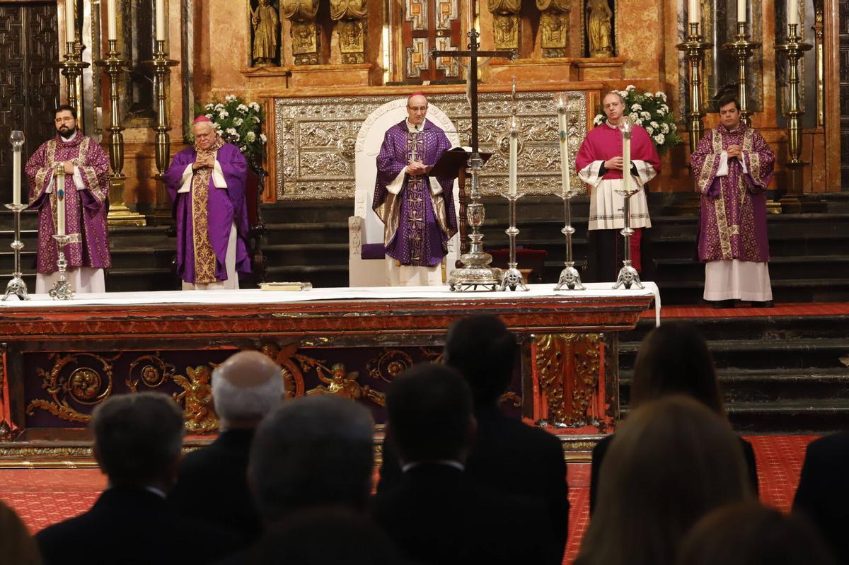 El obispo de Córdoba, Jesús Fernández, oficia la liturgia por los fallecidos en la tragedia ferroviaria El obispo de Córdoba, Jesús Fernández, oficia la liturgia por los fallecidos en la tragedia ferroviaria
