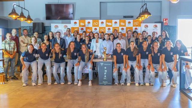 El Costa Adeje, con las autoridades en la presentación de la concentración del equipo en Fuerteventura.