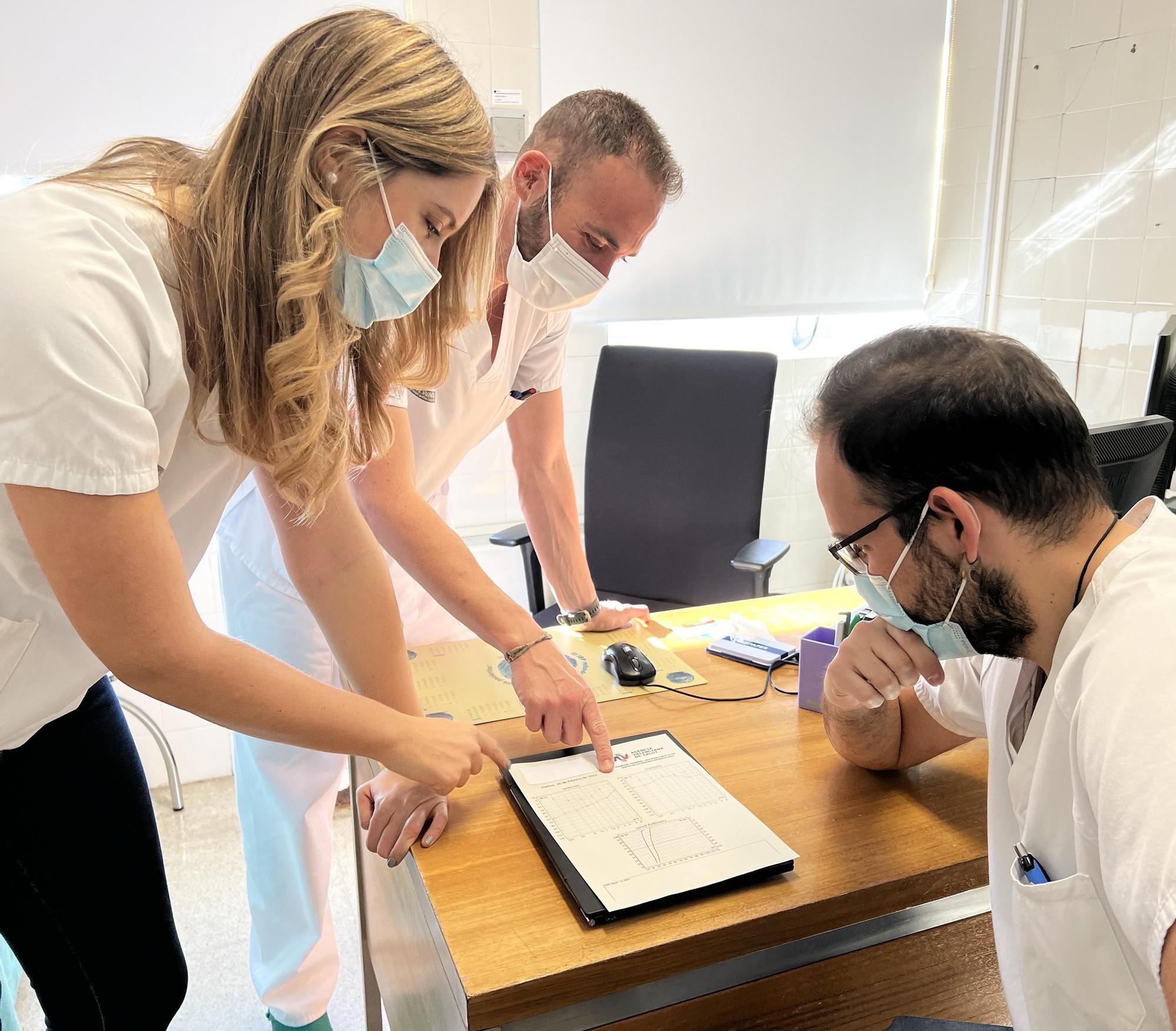 Los médicos del Servicio de Otorrinolaringología del Hospital de Elda analizando los datos extraídos en consulta.