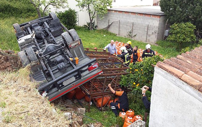 Un camión cargado de butano vuelca en Sóller