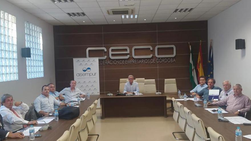 Miembros de la asociación Asempur reunidos en la sede de CECO.