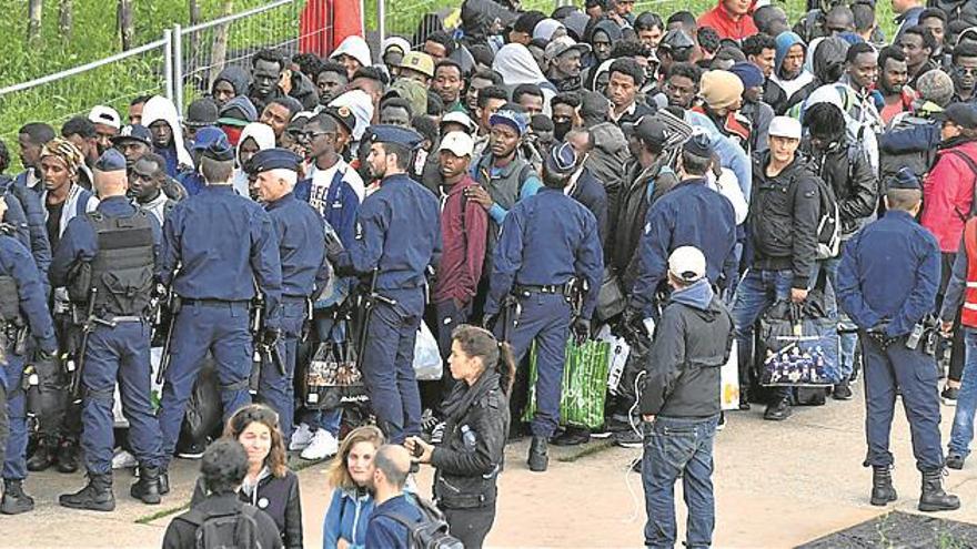 La policía clausura el mayor campo de refugiados de París