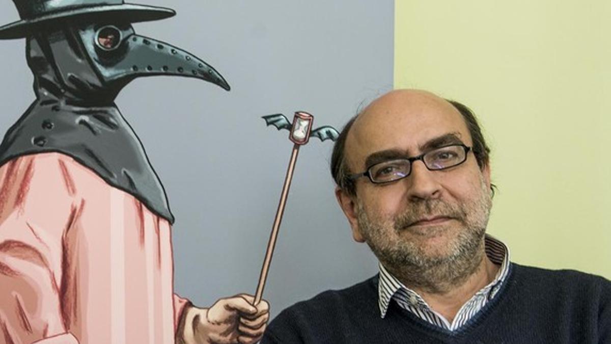 Felipe Hernández Cava, con un fragmento de la imagen de portada de 'Las oscuras manos del olvido'.