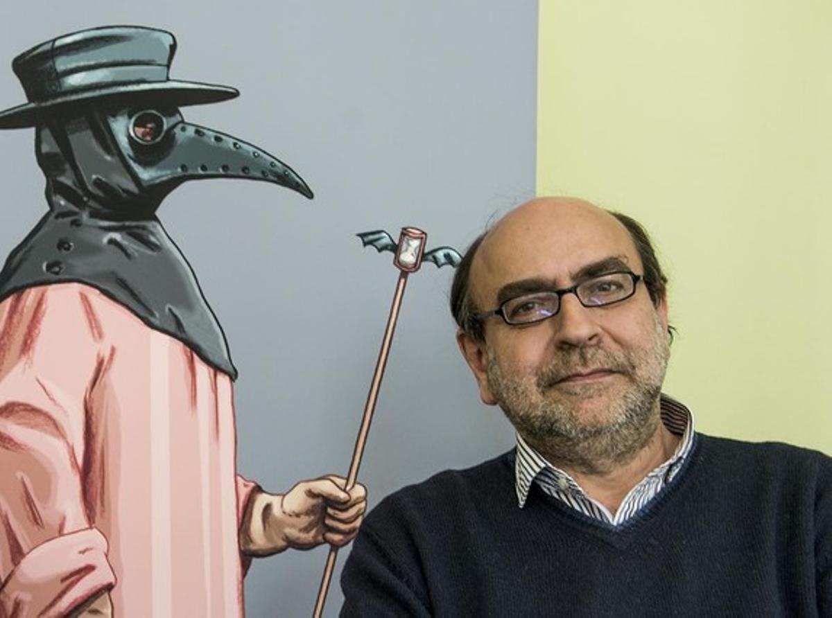 Felipe Hernández Cava, con un fragmento de la imagen de portada de 'Las oscuras manos del olvido'.