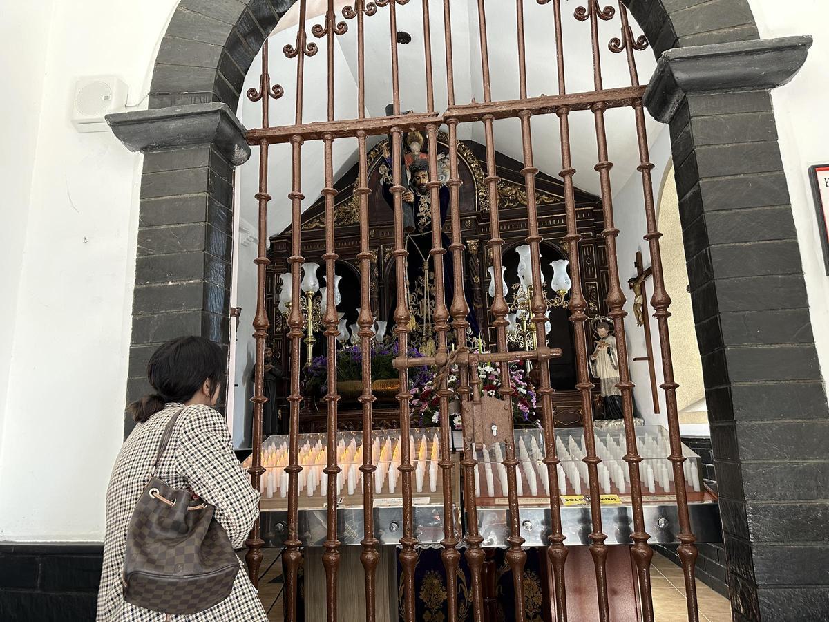 Una mujer obseva al Nazareno, este sábado.