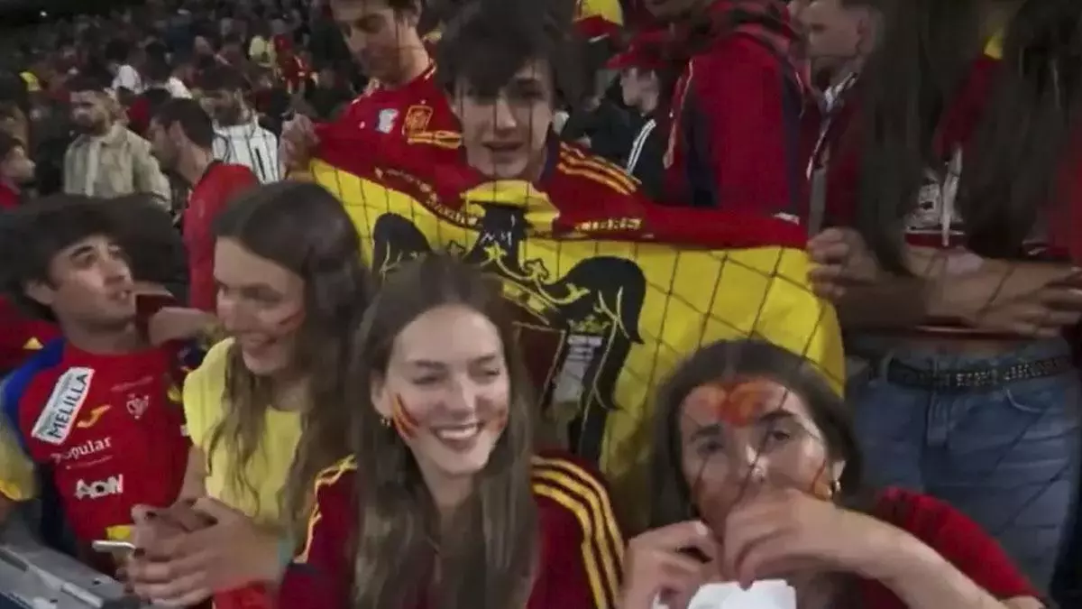 Juan Carlos Rivero condena en directo una bandera franquista durante la final de la Nations League y el presidente de RTVE responde