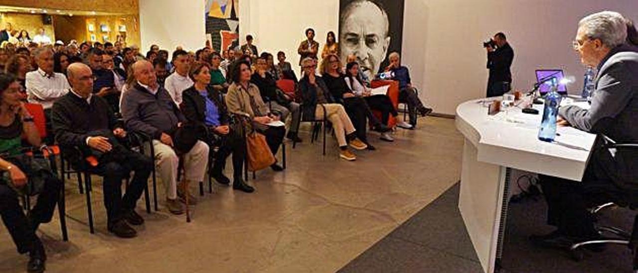 Visiones distintas. En la imagen superior presentación del centenario en la sala Saramago de la FCM. A la izquierda, San Ginés en el Castillo de San José dando a conocer los actos del Cabildo.