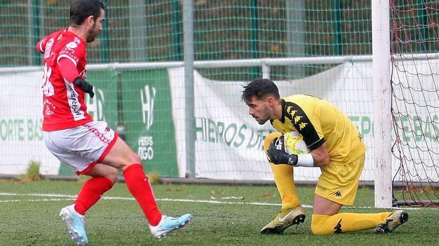 Javicho -en la imagen presionando al portero rival- regresa tras su sanción. // Bernabé