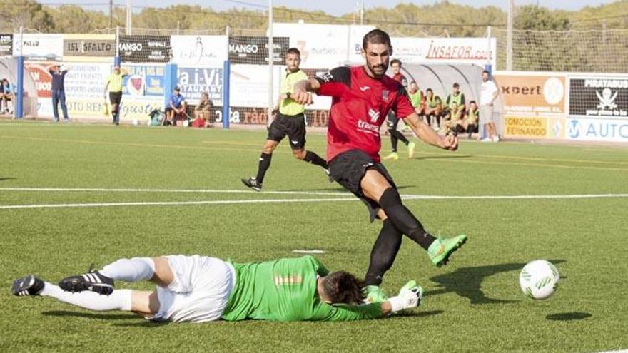 Kiko aprovecha el fallo del portero del Ciudad de Ibiza para marcar el 1-0.