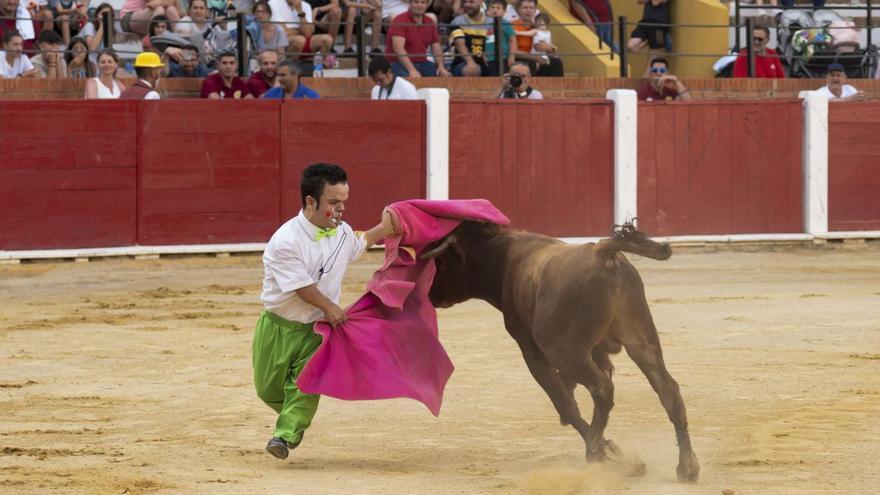 Un momento del espectáculo taurino celebrado este martes en Teruel. | EFE / ANTONIO GARCÍA