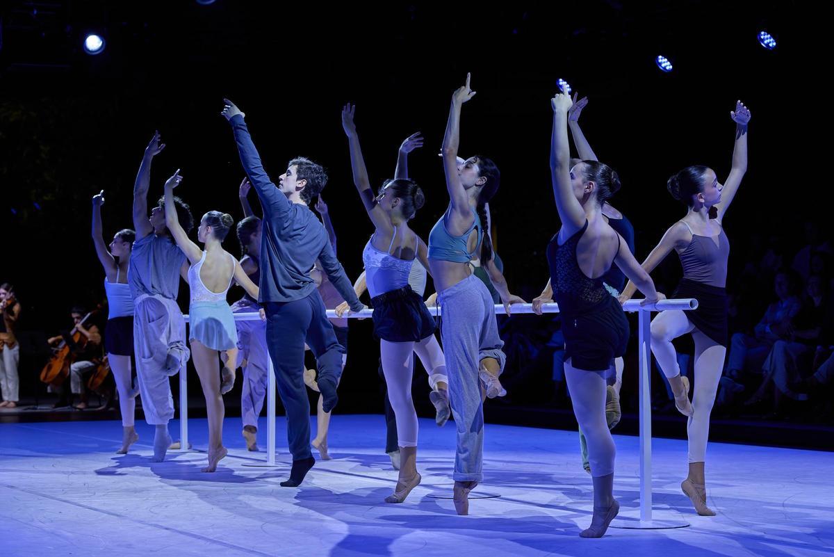 Un momento de 'Niu', pieza de Aleix Martínez estrenada el martes en Peralada con estudiantes de danza catalanes y profesionales del Ballet de Hamburgo.